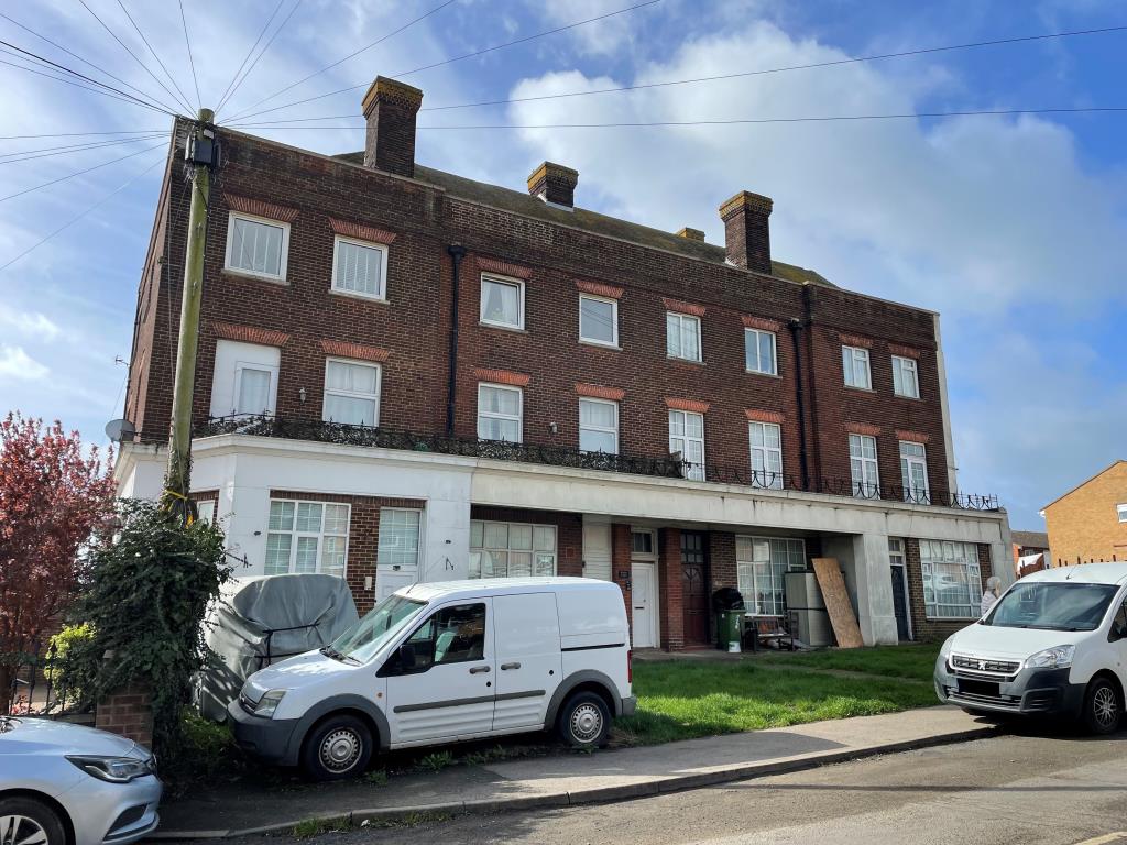 Lot: 106 - TWO-BEDROOM FLAT FOR REFURBISHMENT - Front of block of flats